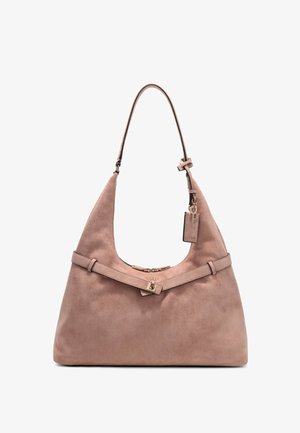 Borsa a tracolla in morbido suede rosa con una singola tracolla, un dettaglio cintura anteriore e una piccola targhetta brandizzata appesa al manico.