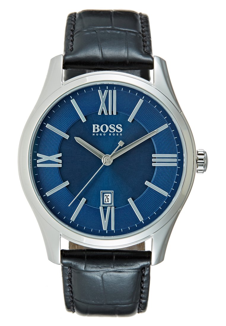 Montre en acier inoxydable argenté avec un cadran texturé bleu foncé, des chiffres romains, un affichage de la date à 6 heures, et un bracelet en cuir noir au motif crocodile.