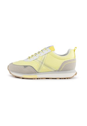 Sneaker giallo e grigio con tomaia in suede e mesh testurizzati, chiusura con lacci e suola in gomma prominente con accenti chiari e dettagli del logo.