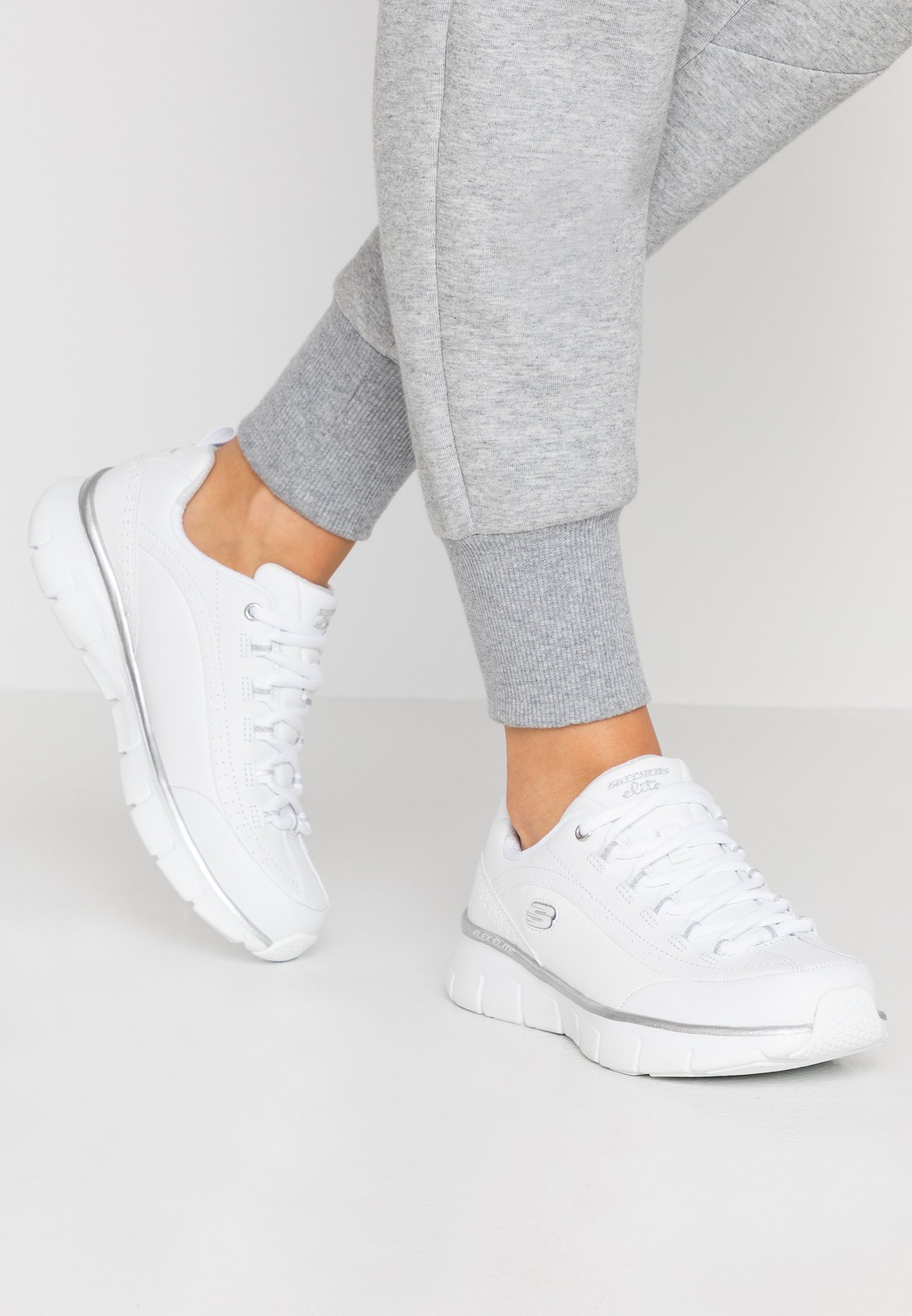 Skechers Wide Fit SYNERGY - Joggesko - white Skechers Wide Fit SYNERGY - Joggesko - white