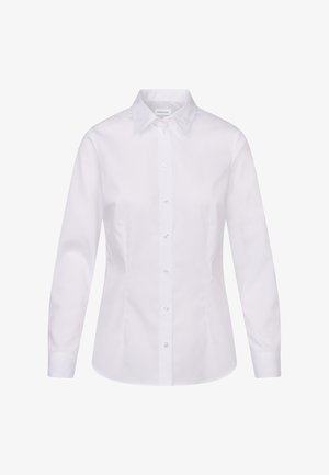 Chemise blanche à manches longues avec col pointu et taille cintrée, présentée sur un fond blanc.