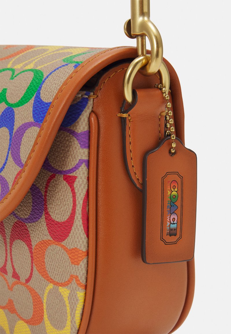 Damen Handtaschen | Coach PRIDE SIGNATURE WILLOW SADDLE Umhängetasche tan/hazelnut/multi/braun - JZ86654 Damen Handtaschen | Coach PRIDE SIGNATURE WILLOW SADDLE Umhängetasche tan/hazelnut/multi/braun - JZ86654