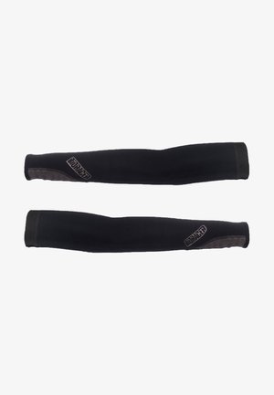 Zwarte armsgamaschen van elastisch materiaal, met een textuuraccent nabij de pols en een logo dat aan de buitenzijde is afgedrukt.