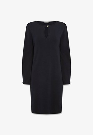 Vestido negro de mangas largas hasta la rodilla con escote en forma de ojo de cerradura y cierre de un solo botón dorado en el cuello, silueta recta.