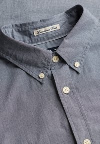 Overhemd met knoopsluiting in een geruit patroon, gemaakt van zachte katoen, in grijze en witte kleuren, met lichtgekleurde knopen en een genaaide label.