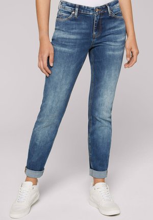 Hellblaue Denim-Jeans mit schmal zulaufendem Bein, aufgerollten Säumen und Fünf-Taschen-Design. Mit kontrastierendem Nähen und einer Metallknopfverschluss ausgestattet.