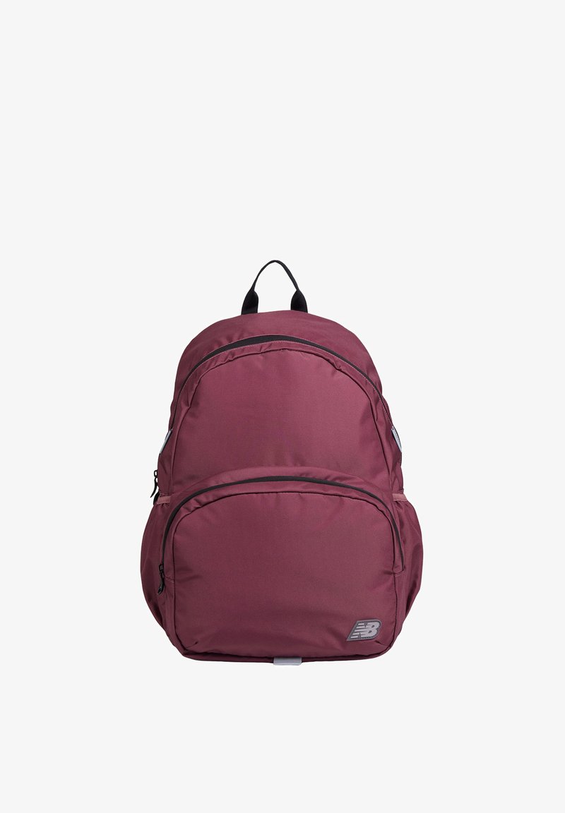 Bordeauxfarbener Rucksack aus Stoff mit gepolstertem Vorderteil, doppeltem Reißverschluss und Tragegriff oben. Verfügt über ein Logo-Patch und schwarze Akzente an den Trägern und Nähten.