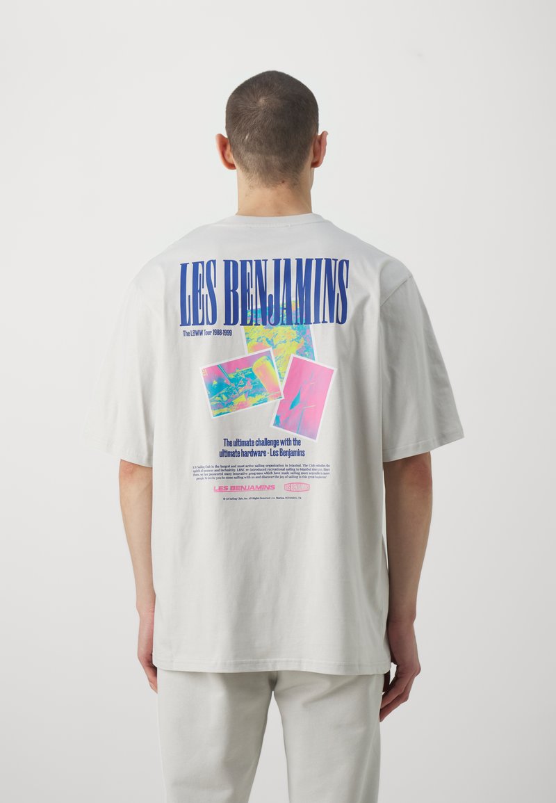 Les Benjamins OVERSIZED TEE UNISEX - Potiskana majica - light clay