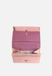 Kompakte Lederbörse in Pink mit strukturiertem Finish. Verfügt über mehrere Kartenfächer und einen Druckknopfverschluss. Das Innere zeigt ein helles Muster.
