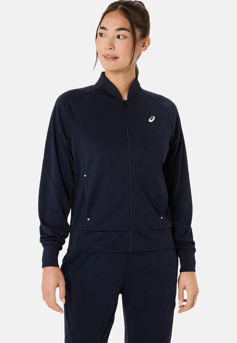 Jūrinės jėgos zip-up sportinė striukė, pagaminta iš lygaus audinio, su aukštu apykakle, priekinėmis kišenėmis ir mažuoju logotipu ant krūtinės.