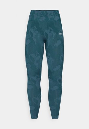 Hooggeribbelde leggings in een donkere teal kleur met een subtiel camouflagemotief, gemaakt van rekbare stof met een zachte textuur.