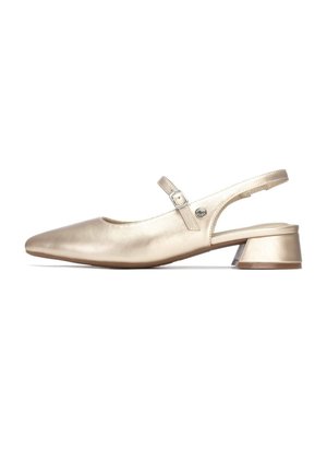 Zapato slingback plano dorado con punta puntiaguda, tacón bajo de bloque, correa ajustable y acabado metálico. Cuenta con un adorno circular decorativo.