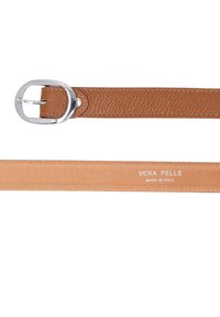 Brauner Ledergürtel mit strukturiertem Finish, silberner rechteckiger Schnalle und dem Prägung "VERA PELLE MADE IN ITALY" auf der Unterseite.