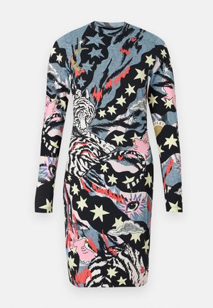 Vestito a maniche lunghe con motivo multicolore di animali e stelle, con silhouette aderente. Il materiale sembra liscio ed elastico.