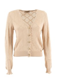 Cárdigan de punto beige con escote en V, patrón de diamantes, mangas largas y bordes ondulados. Presenta botones dorados y un diseño texturizado.