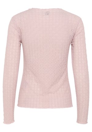 Bluză roz deschis cu mânecă lungă, având o textură din dantelă cu un model în diamant, guler rotund și o margine ușor desfăcută în spate.