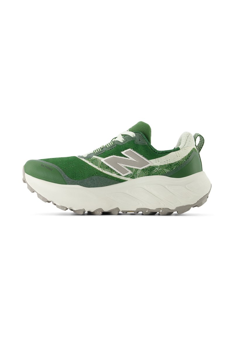 Baskets de sport vertes et blanches avec une semelle épaisse blanche, logo gris sur le côté et une languette à l'arrière, conçues pour une utilisation en extérieur ou pour la course.