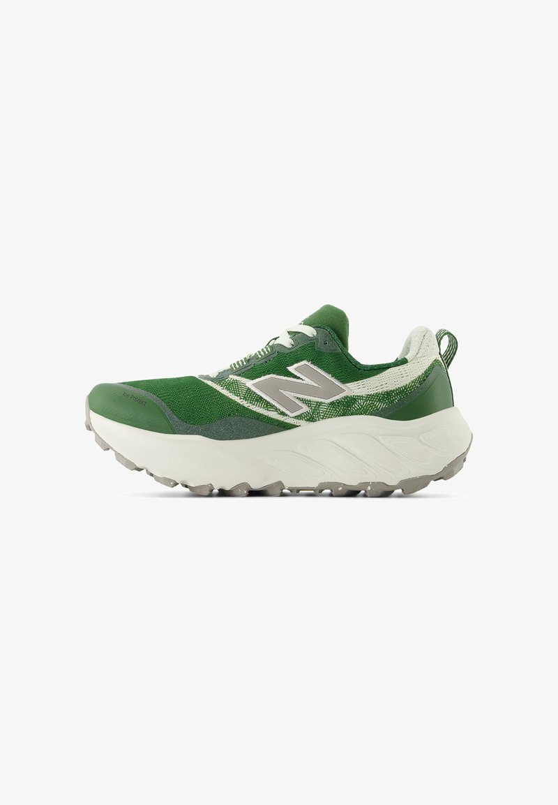 Baskets de sport vertes et blanches avec une semelle épaisse blanche, logo gris sur le côté et une languette à l'arrière, conçues pour une utilisation en extérieur ou pour la course.
