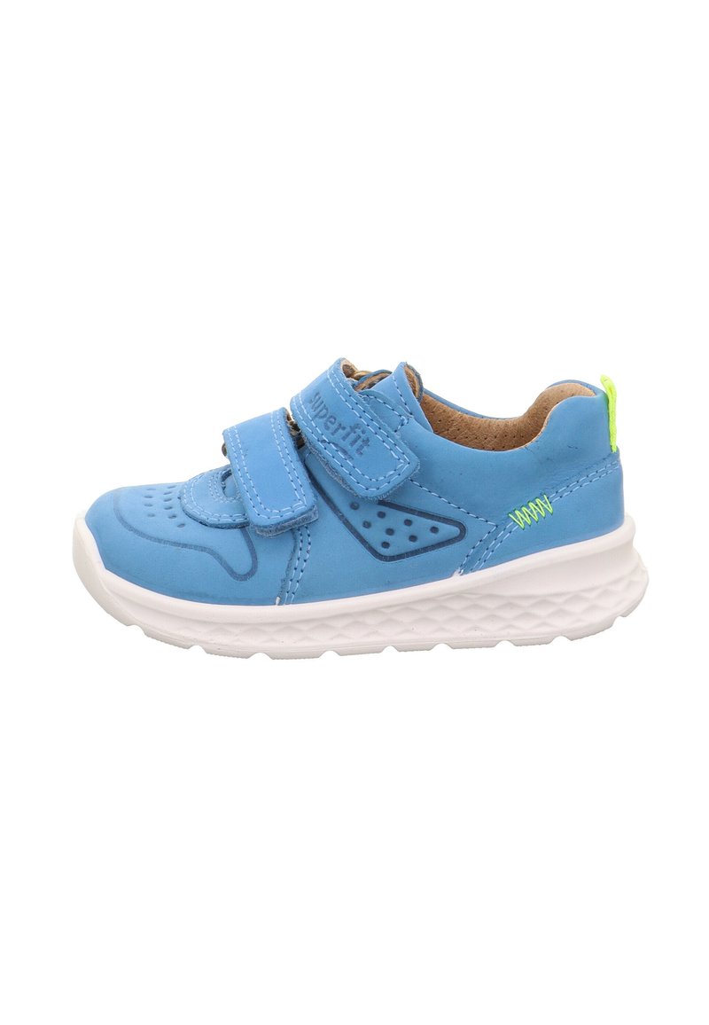 Blaue Kindersneaker mit zwei Klettverschlüssen, durchbrochenen Designelementen, weißer Sohle und leuchtend grünen Akzenten an der Ferse.