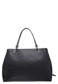 Musta nahkainen olkalaukku, jossa on teksturoitu pinta, kaksi tukevat kahvaa, hopeanväriset metalliosat ja avoin yläosa. Yksinkertainen suorakaiteen muoto.