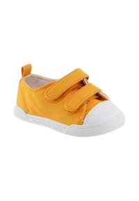 Zapatilla de lona amarilla con dos correas de Velcro, puntera de goma blanca y suela texturizada. Cuenta con una asa en el talón para facilitar su puesta.