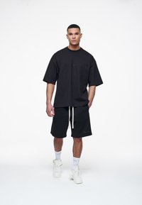 Pegador LOGO BOXY TEE - Pamata T-krekls - black gum