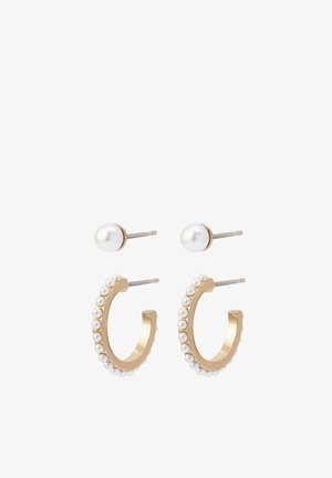 Par de pendientes de aro dorados y pendientes de perla a juego dispuestos sobre un fondo blanco.