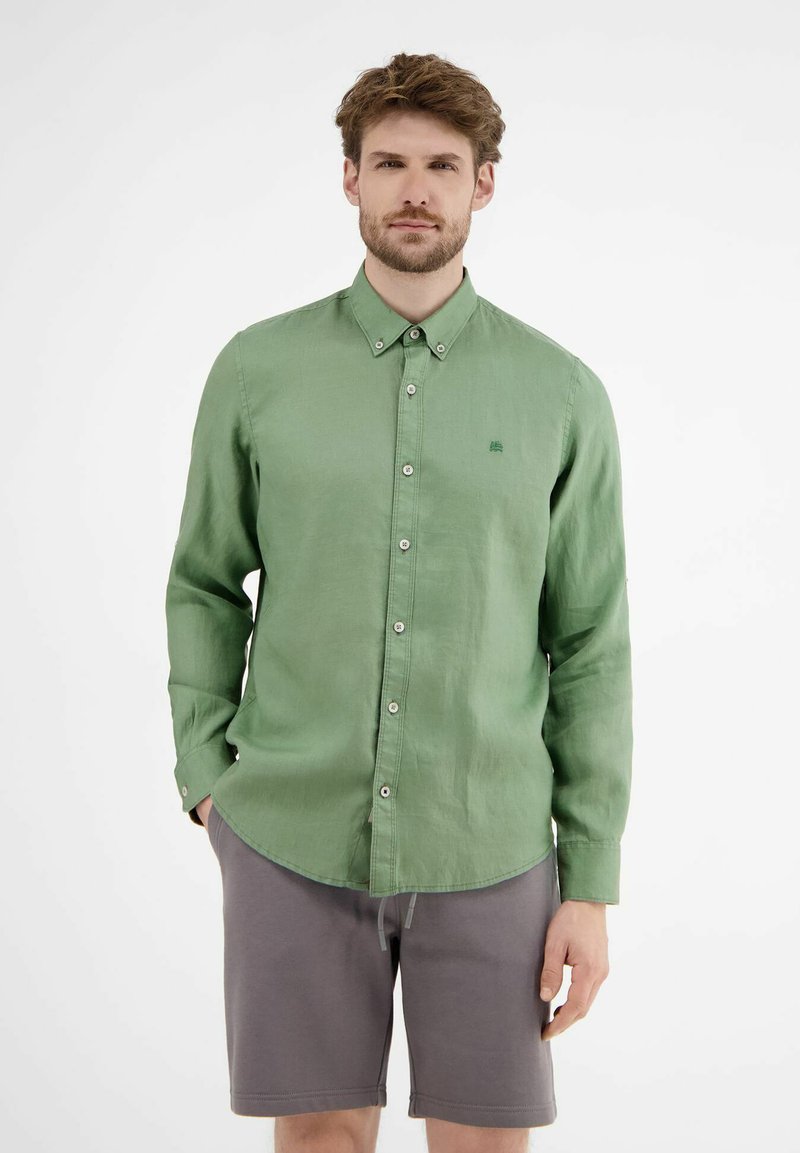 Lichtgroene, lange mouw overhemd met een button-down kraag, subtiele textuur en een klein logo op de borst, gecombineerd met grijze shorts.