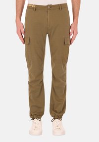 Olijfgroene cargo pants met elastische boorden, meerdere zijzakken en een knoopsluiting. Gemaakt van een zachte stof met een gladde textuur.