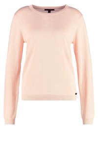 Pull léger rose en maille douce, avec un col rond, des manches longues et un ourlet côtelé avec un petit logo noir.