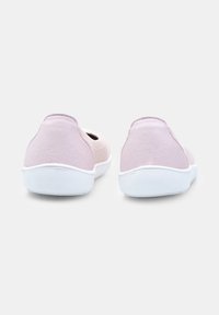 Roza semiš slip-on čevlji z belim gumijastim podplatom, ki imajo teksturiran petni del in gladko površino na zadnji strani. Brez vezalk ali zapiral.