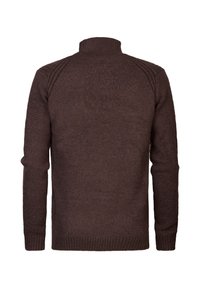 Suéter de lana marrón con un alto cuello, que presenta puños y dobladillo acanalados, una tela texturizada y un diseño de hombros sin costuras.