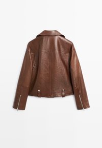 Braune Lederjacke mit Kragen, langen Ärmeln und silbernen Reißverschlussärmeln. Verfügt über zwei hintere Riemen-Details und eine glatte Textur.