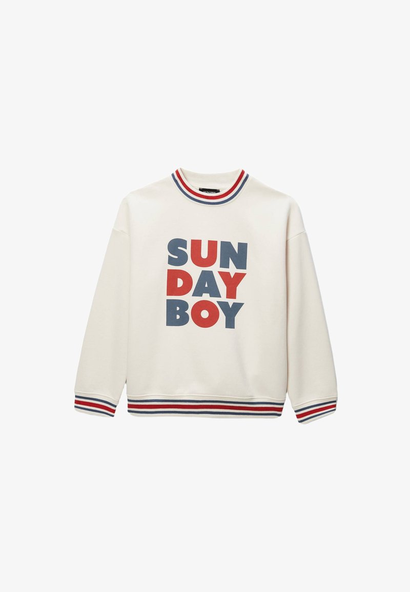 Sweatshirt crème avec "SUNDAY BOY" imprimé en lettres rouges et bleues en gras. Il possède un col côtelé et des poignets rayés en rouge, blanc et bleu.