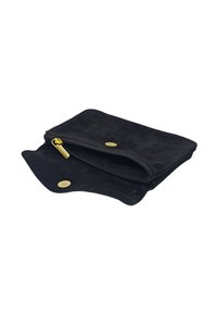 Pochette en cuir suédé noir avec fermeture éclair. Présente une texture lisse et un accent en métal doré rond. Compacte et de forme rectangulaire.