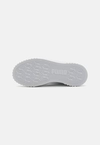 Hvit sneakersåle med en strukturert grå gummibunn, med et heksagonalt mønster og "PUMA"-merke preget på siden.