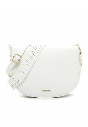 Hvid crossbody-taske med en struktureret overflade, buet form og en perforeret rem. Har en logoaccent i guldtoner. Justerbar rem medfølger.