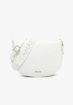 Weiße Umhängetasche mit strukturierter Oberfläche, geschwungener Form und einem perforierten Riemen. Mit einem goldfarbenen Logo-Akzent. Verstellbarer Riemen inklusive.