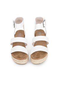 Sandali espadrillas bianchi con tre fasce larghe, chiusura alla caviglia con fibbia e una soletta in pelle martellata color tan. Tacco a zeppa avvolto in juta.