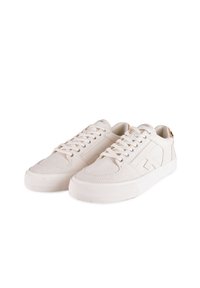 Beige Leinensneaker mit runder Zehenpartie, Schnürung vorne, strukturiertem Gummisohle und einem dezenten Logo-Detail an der Seite.