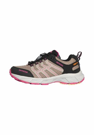 Zapatilla deportiva beige y negra con detalles rosas, cordones elásticos y suela blanca y gruesa, con la marca "Skogan" y "Skotex" en el lateral y talón.