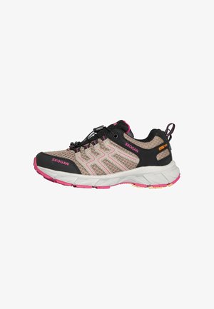 Zapatilla deportiva beige y negra con detalles rosas, cordones elásticos y suela blanca y gruesa, con la marca "Skogan" y "Skotex" en el lateral y talón.
