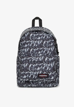 Sac à dos en tissu noir avec un motif de texte blanc brillant en trois dimensions. Comprend deux bretelles et une poche avant zippée.