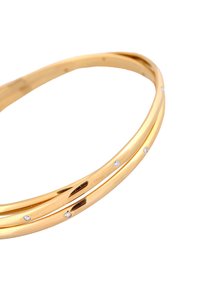 Goldfarbener Armreif mit zwei verflochtenen Bändern, die entlang der Oberfläche kleine, runde klare Steine zur Verzierung enthalten.