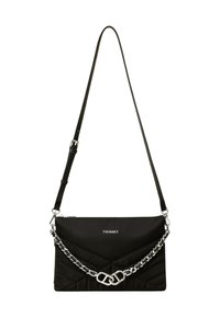 Borsa a tracolla nera trapuntata con tracolla regolabile, catena in metallo argentato e dettaglio logo. Forma piatta e rettangolare con tessuto strutturato.