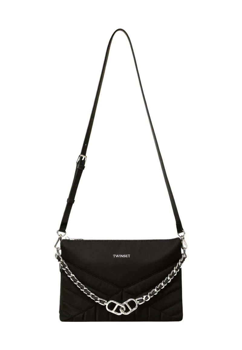 Borsa a tracolla nera trapuntata con tracolla regolabile, catena in metallo argentato e dettaglio logo. Forma piatta e rettangolare con tessuto strutturato.