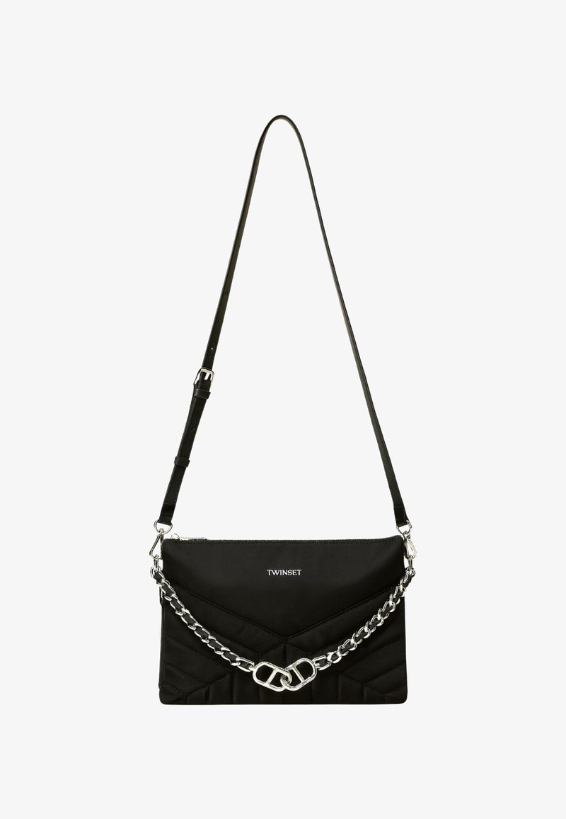 Borsa a tracolla nera trapuntata con tracolla regolabile, catena in metallo argentato e dettaglio logo. Forma piatta e rettangolare con tessuto strutturato.