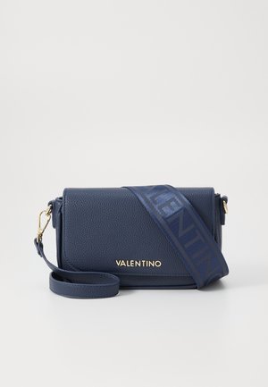 Bolso cruzado de cuero azul marino con superficie texturizada, herrajes dorados y correa ancha azul con el nombre de la marca "VALENTINO."