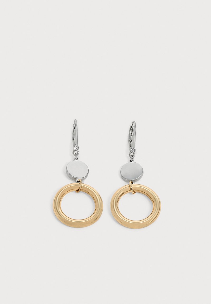 Boucles d'oreilles pendantes en argent et or avec des clous ronds en argent et de grands anneaux circulaires dorés texturés suspendus dessous.
