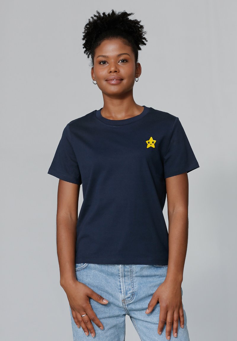 Marineblaues Baumwoll-T-Shirt mit rundem Halsausschnitt und kurzen Ärmeln, mit einer gelben Sternstickerei auf der linken Brustseite.